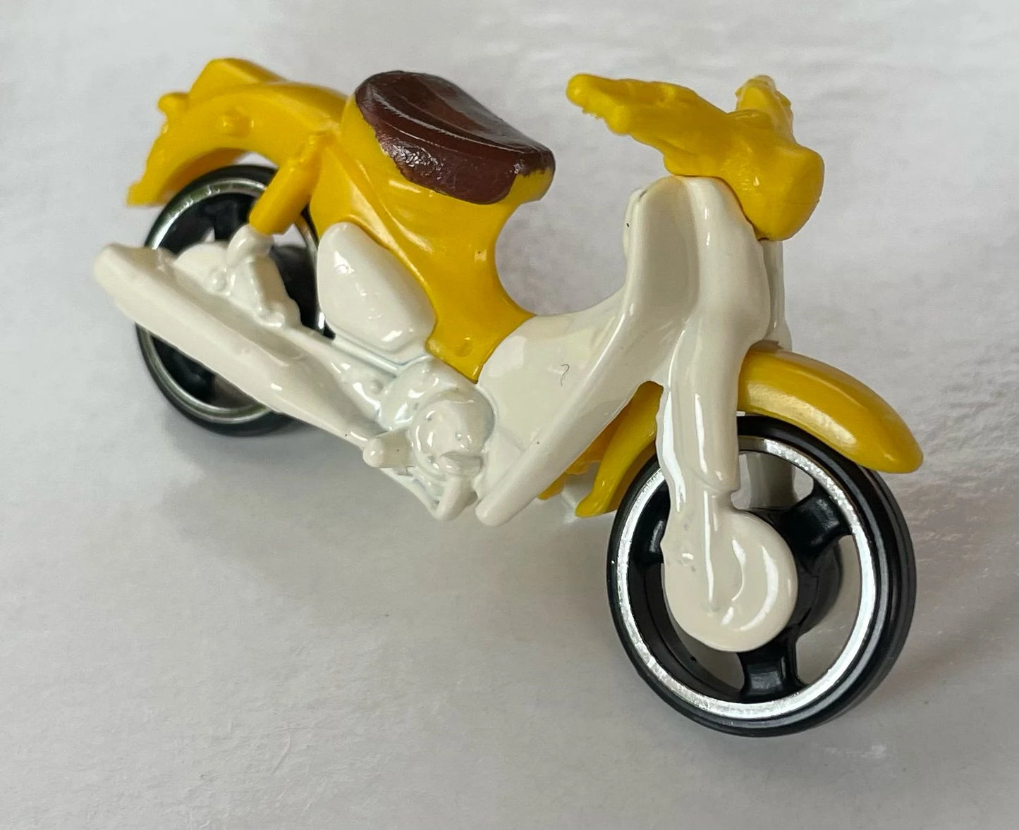 Hot Wheels 2023 #087/250 Honda Super Cub, NEW/LOOSE, yellow