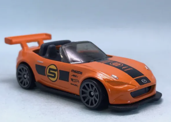 Hot Wheels 2024 #069/250 '15 Mazda MX-5 Miata, NEW/LOOSE, orange