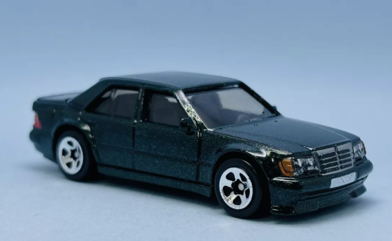 Hot Wheels 2025 #052/250 Mercedes-Benz 500 E, NEW/LOOSE, metalflake dark green (Copy)