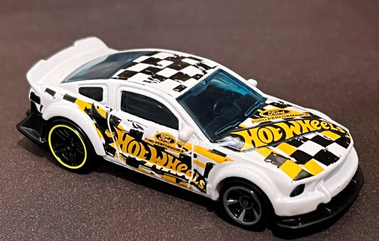 Hot Wheels 2022 #146/250 2005 Ford Mustang, NEW/LOOSE, white