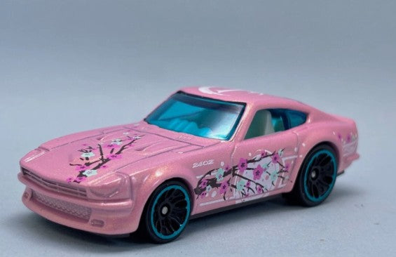 Hot Wheels 2025 #062/250 Datsun 240Z, NEW/LOOSE, pink