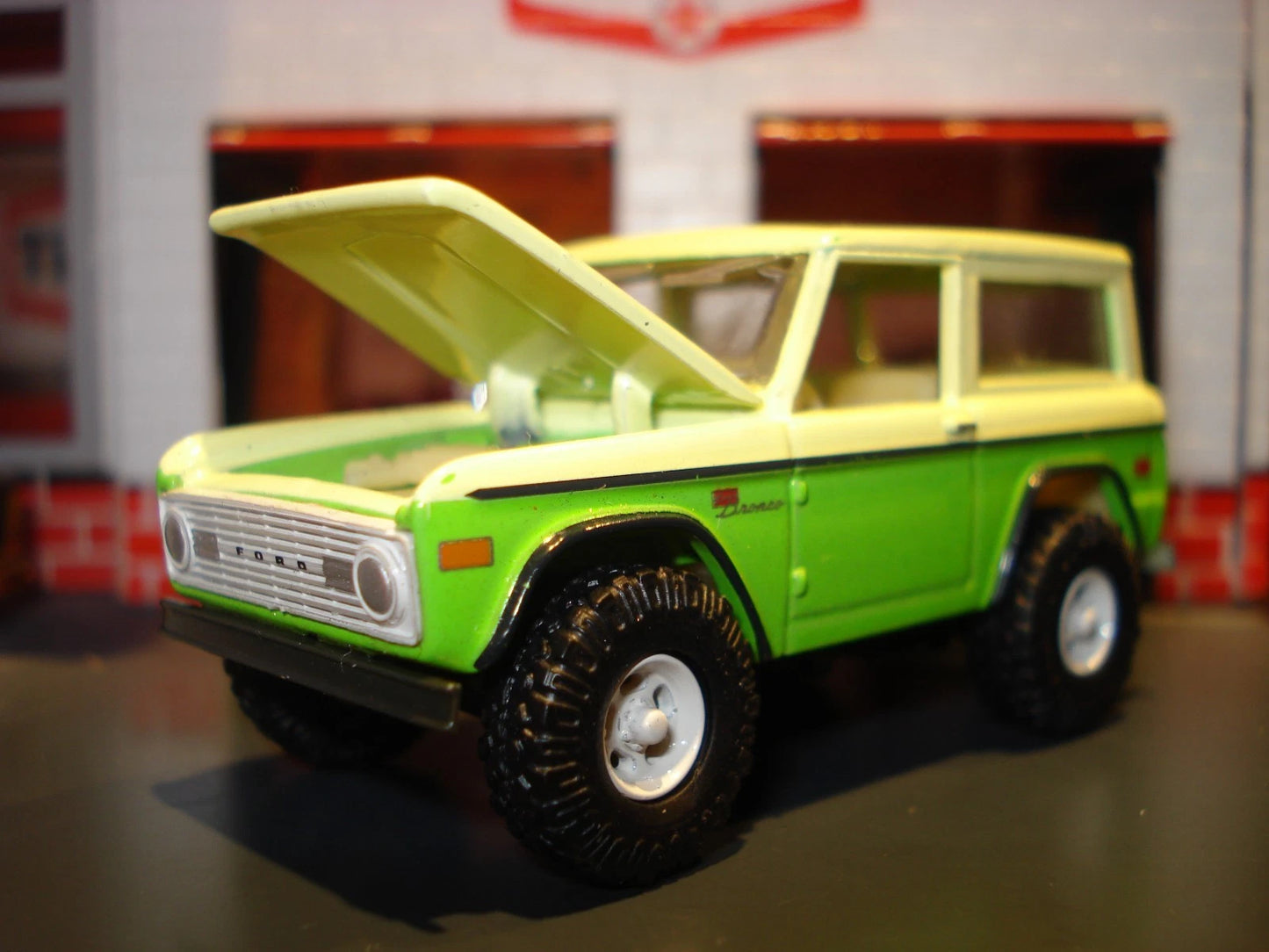 M2 Machines, 1976 Ford Bronco, NEW/LOOSE, canary yellow/spring green