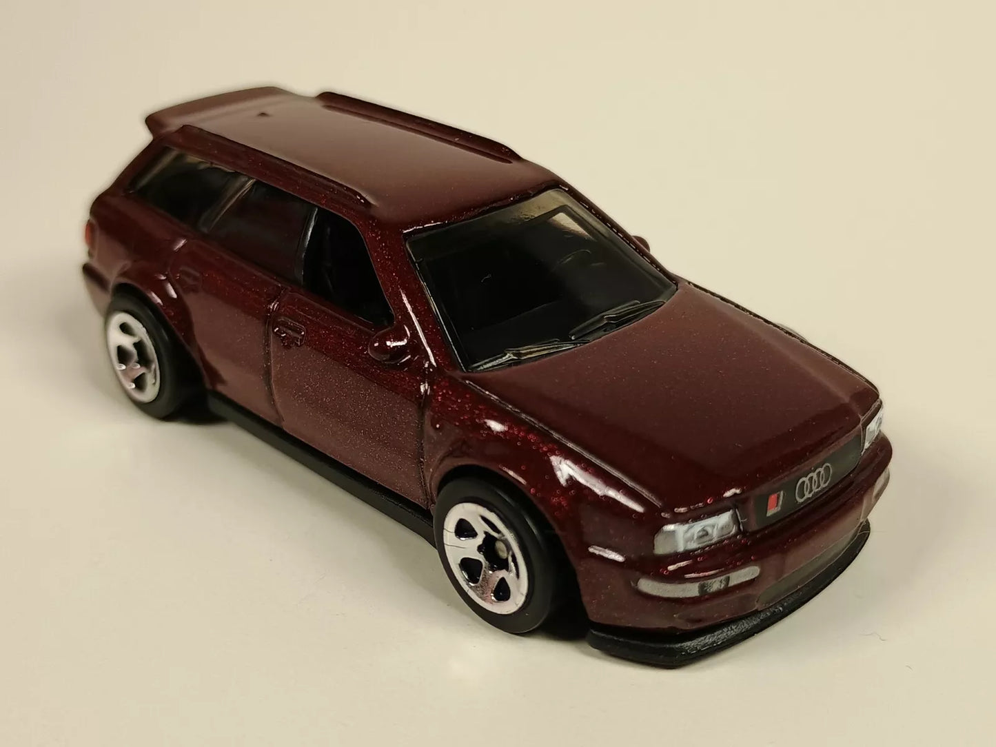 Hot Wheels 2025 #029/250 '94 Audi Avant RS2, NEW/LOOSE, ruby red (plum)