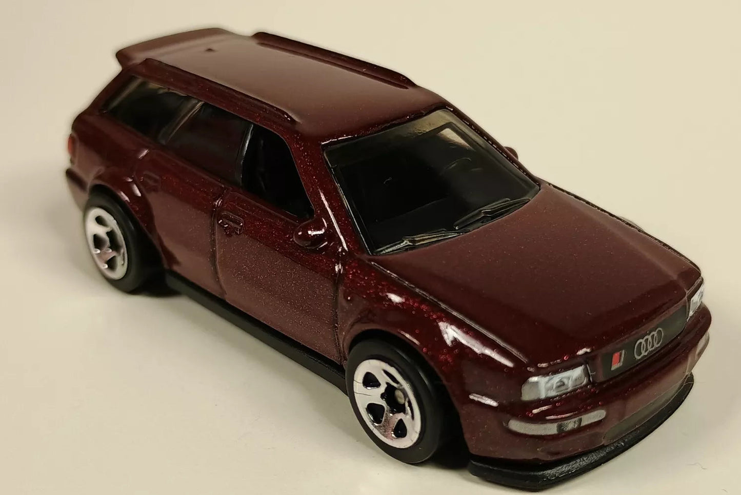 Hot Wheels 2025 #029/250 '94 Audi Avant RS2, NEW/LOOSE, ruby red (plum)