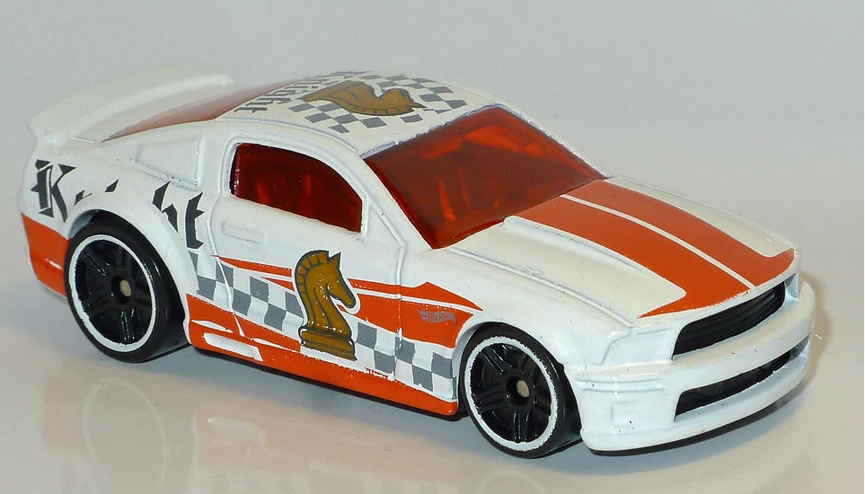 Hot Wheels 2018 #289/365 '07 Ford Mustang, NEW/LOOSE, white