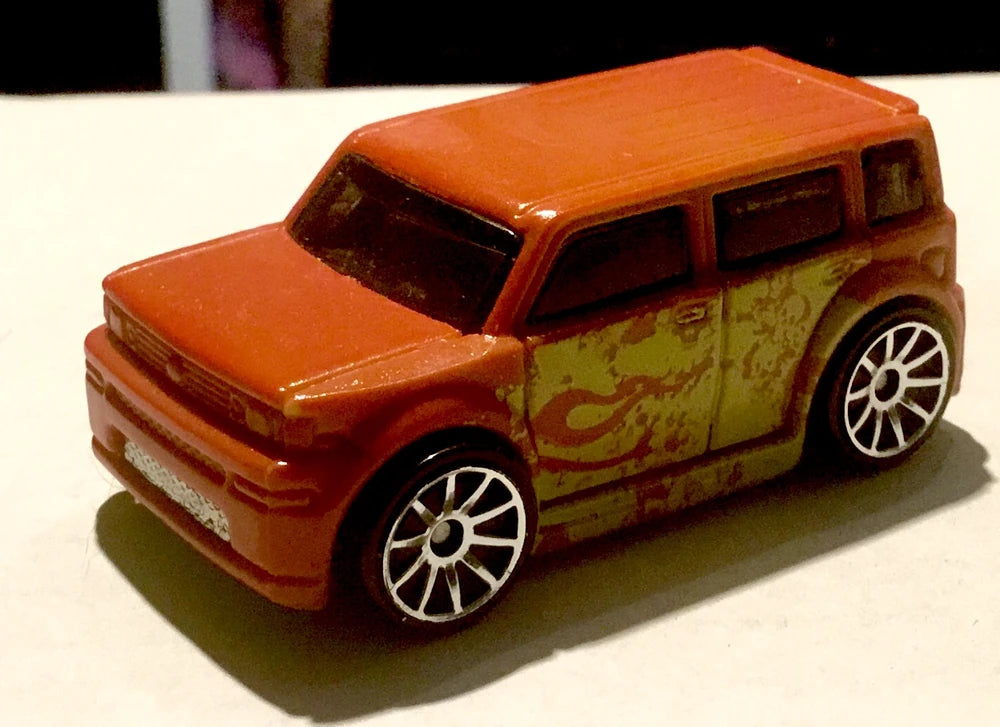Hot Wheels 2014 Color Shifters 33/48, Scion XB, NEW/LOOSE, pale green (warm), dark orange (cold)
