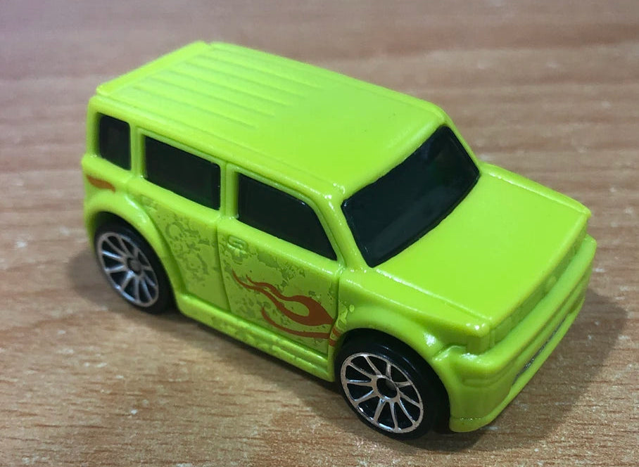 Hot Wheels 2014 Color Shifters 33/48, Scion XB, NEW/LOOSE, pale green (warm), dark orange (cold)