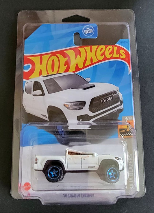ID Custom #6 - Hot Wheels 2023 #207/250 '20 Toyota Tacoma, super white (CUSTOMIZED)