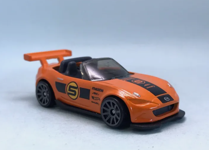 Hot Wheels 2024 #069/250 '15 Mazda MX-5 Miata, NEW/LOOSE, orange