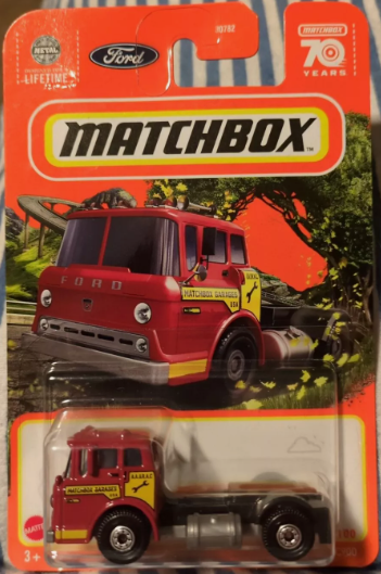 Matchbox 2023 #018/100 1965 Ford C900, red