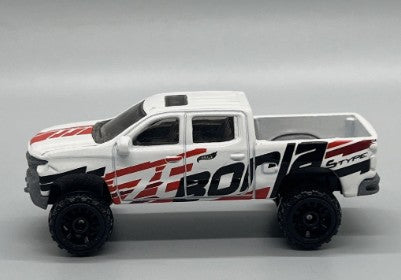 Hot Wheels 2022 #053/250 '19 Chevy Silverado Trail Boss LT, NEW/LOOSE, white (Borla)
