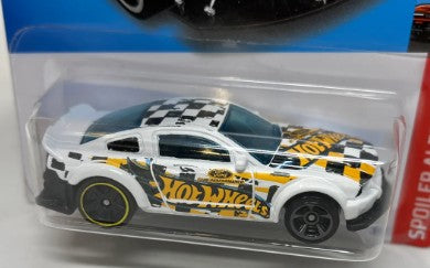 Hot Wheels 2022 #146/250 2005 Ford Mustang, NEW/LOOSE, white