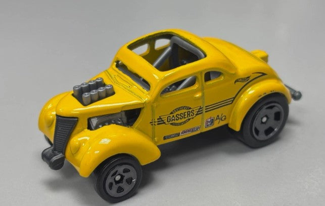 Hot Wheels 2026 #102/250, Pass'n Gasser, NEW/LOOSE, yellow