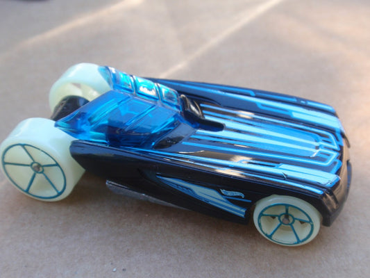 Hot Wheels 2015 #172/250 Pharodox, NEW/LOOSE, translucent blue