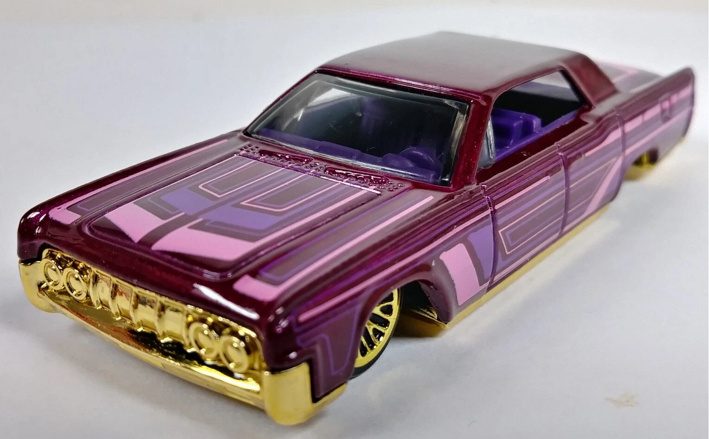 Hot Wheels 2023 #246/250 '64 Lincoln Continental, NEW/LOOSE, metalflake magenta