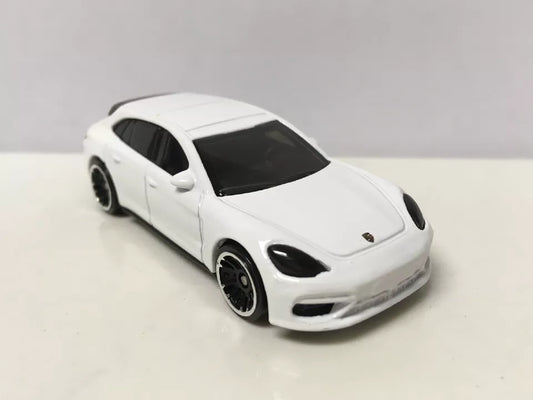 Hot Wheels 2020 #044/250 Porsche Panamera Turbo S E-Hybrid Sport Turismo, NEW/LOOSE, white